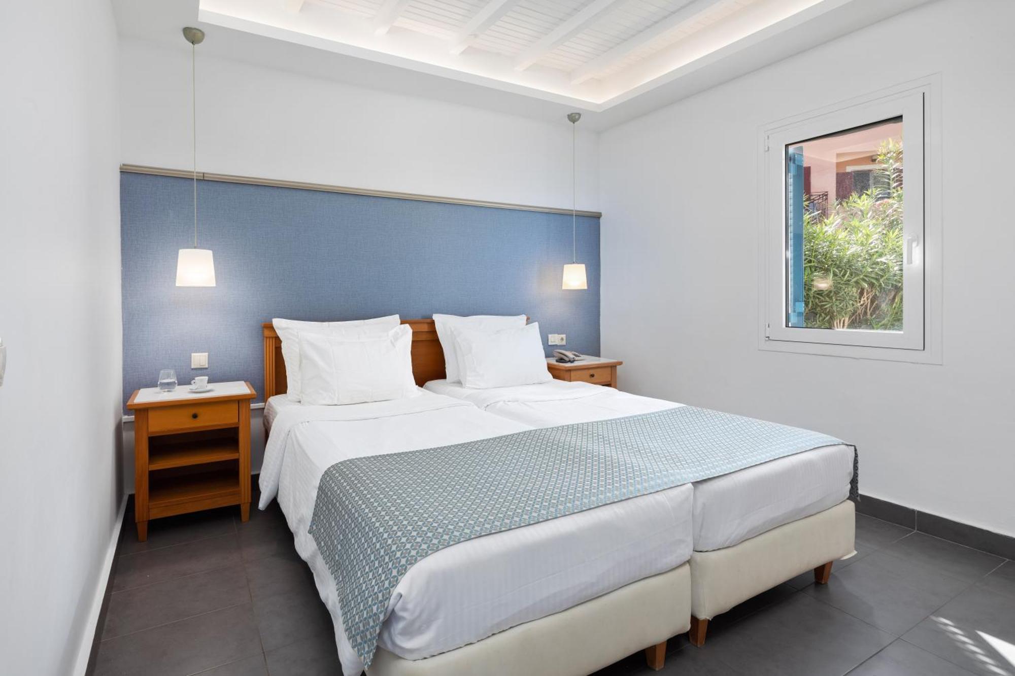 Sentido Apollo Palace Mesongí Eksteriør bilde A bedroom at the hotel
