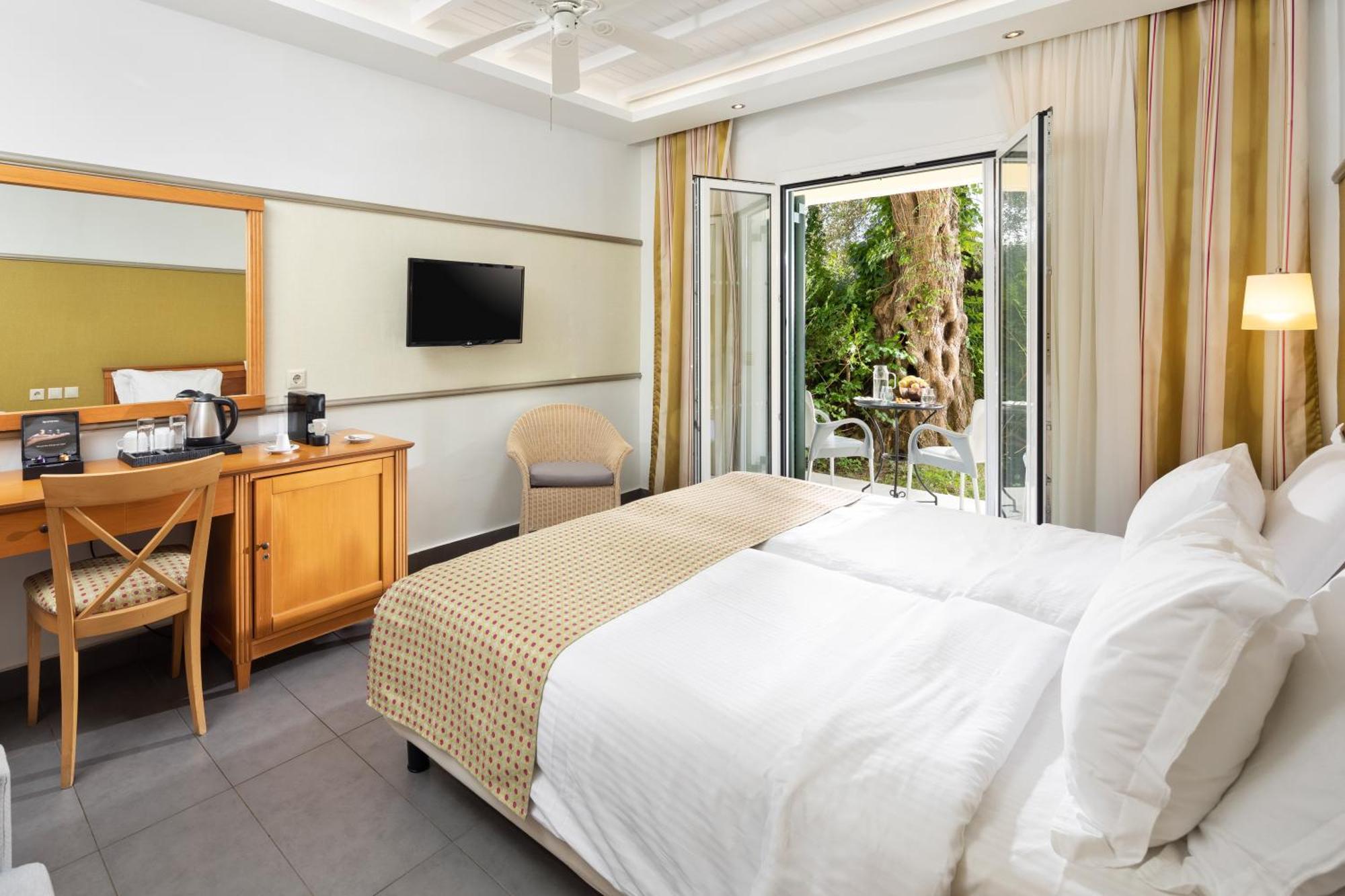 Sentido Apollo Palace Mesongí Eksteriør bilde A room at the hotel