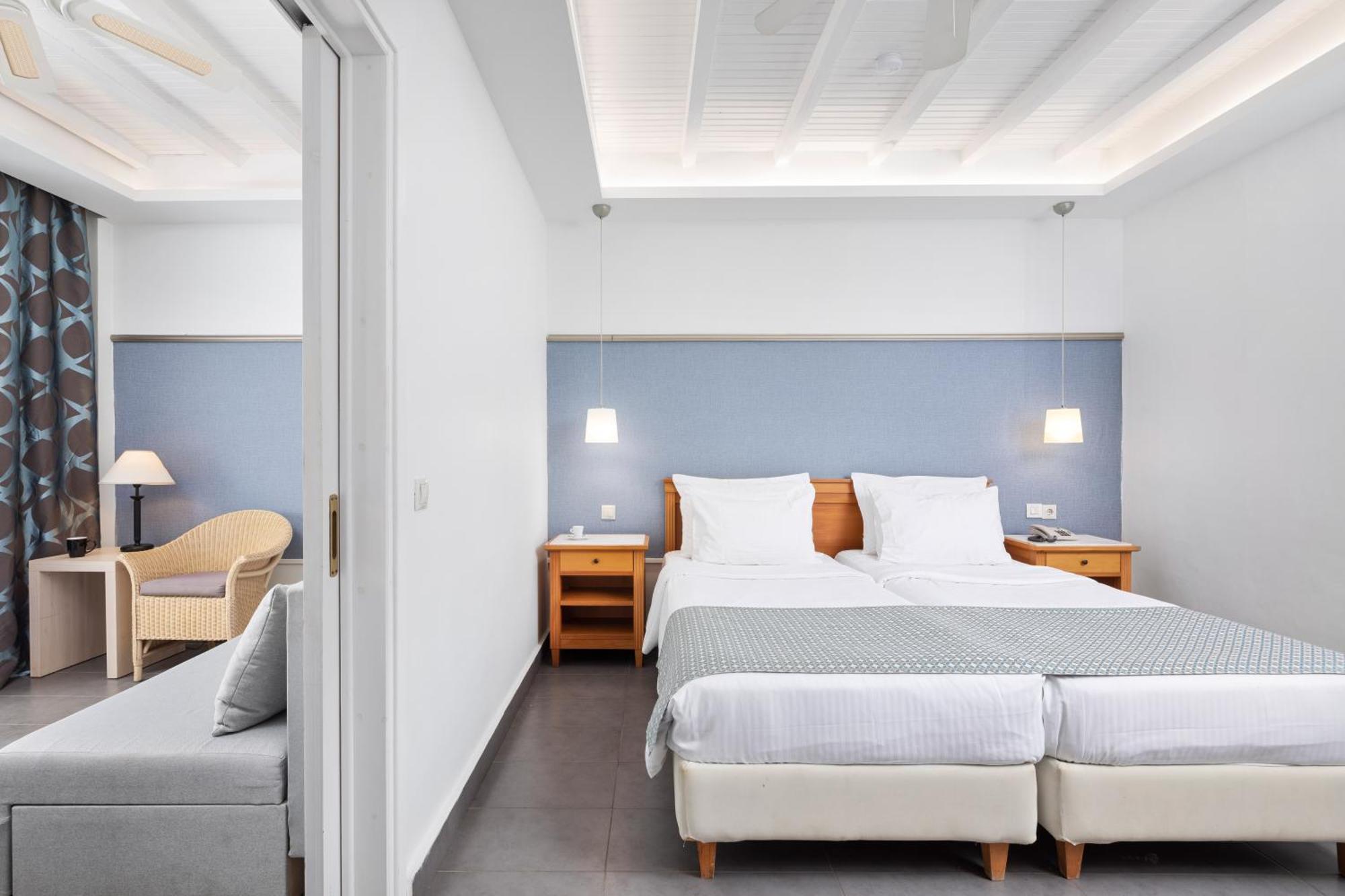 Sentido Apollo Palace Mesongí Eksteriør bilde A bedroom at the hotel