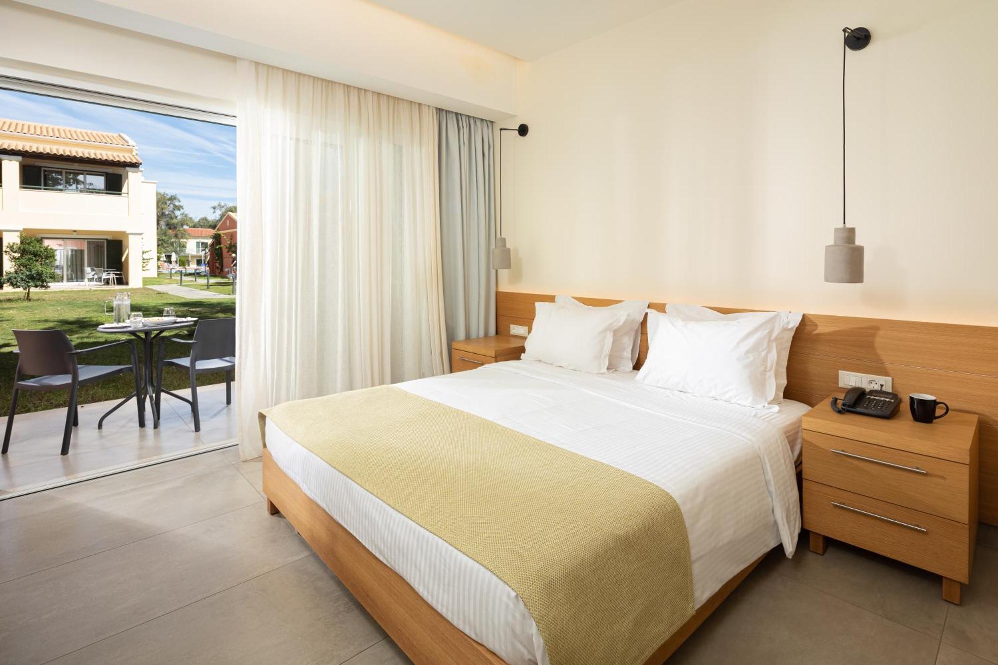 Sentido Apollo Palace Mesongí Eksteriør bilde A bedroom at the resort