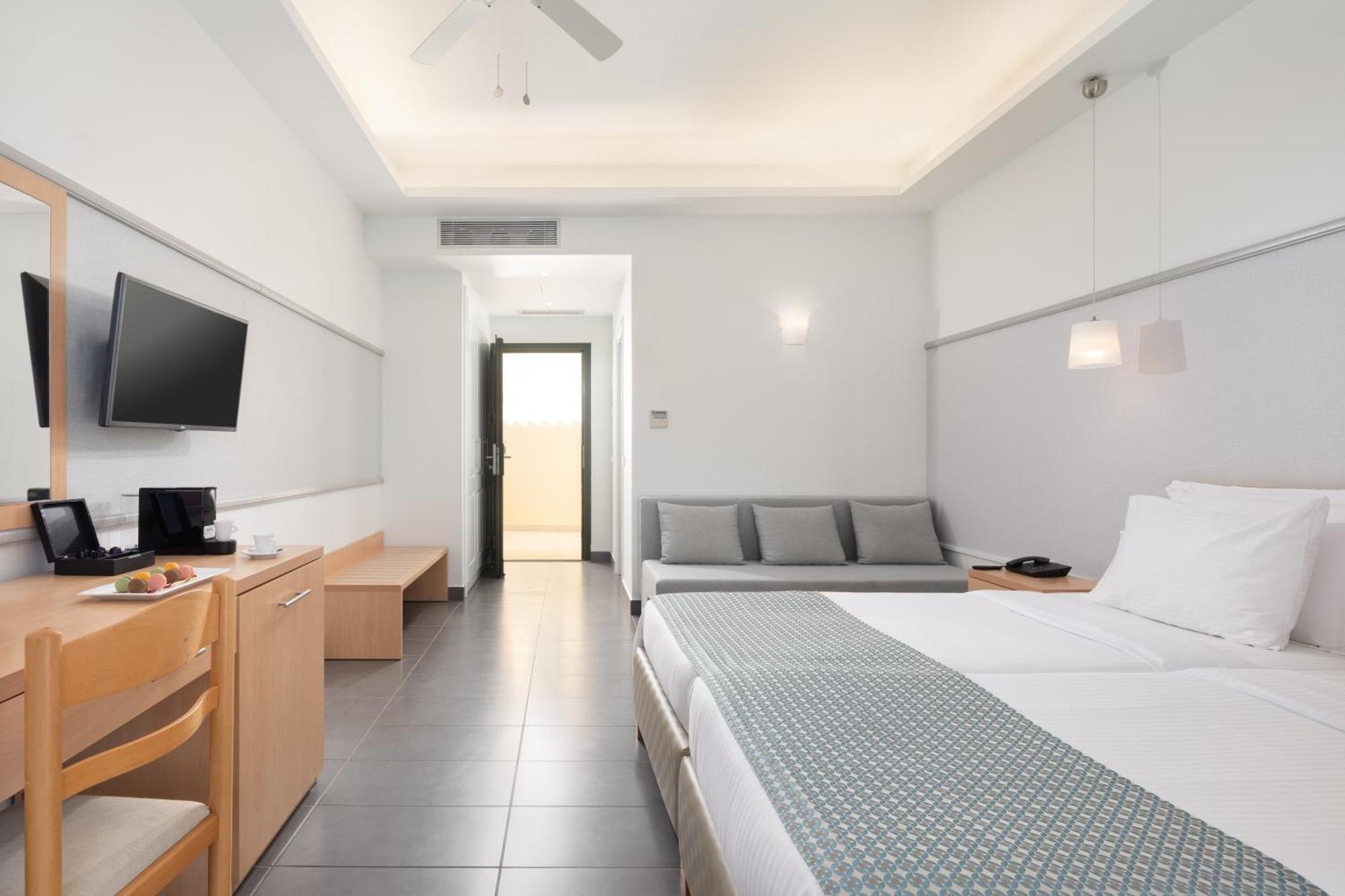 Sentido Apollo Palace Mesongí Eksteriør bilde A room at the hotel