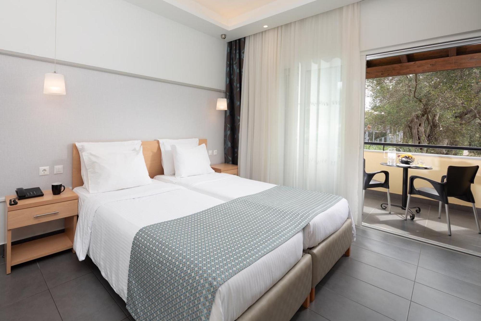 Sentido Apollo Palace Mesongí Eksteriør bilde A room at the hotel